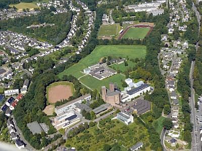 Klosterkomplex, Donnefeld-Stadion, Berufskolleg, links Pulverturmstraße, Uferweg, Waldstraße, rechts Am Hohlweg, Sommerkamp P1360431_Meschede Kloster